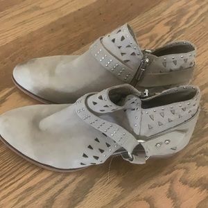 Vince Camuto Ankle boots/booties.Excellent condition. Unfortunately doesn’t fit